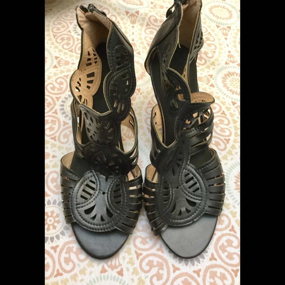 Forever Black Decprative Wedge Sandal Sz. 6.5